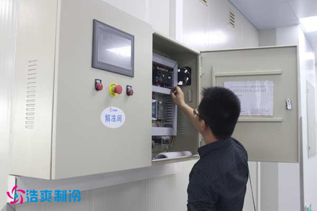 浩爽制冷工作人員正在檢查冷庫控制儀表 浩爽制冷工作人員正在檢查冷庫控制儀表